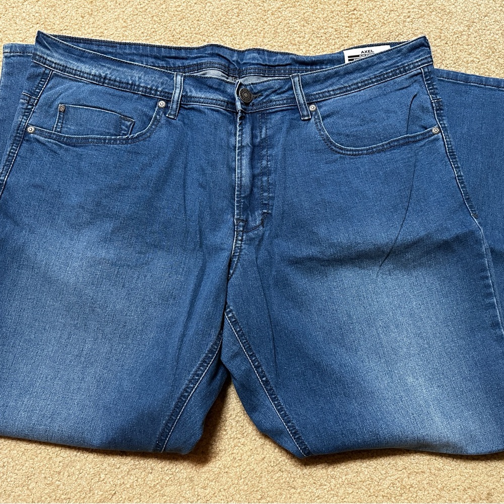 MEN STRAIGHT LEG JEANS